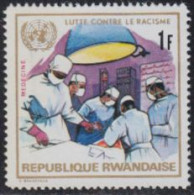 Delcampe - Ruanda Mi.Nr. 532A Int.Jahr Gegen Rassendiskriminierung, Ärzteteam Im OP (1) - Sonstige & Ohne Zuordnung
