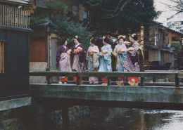 Delcampe - Japan Kyoto Gion Maiko Geisha On Traditional Bridge Over Canal #PBI501 - Kyoto