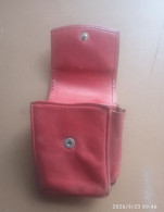 Delcampe - Custodia Vintage, Portasigarette, Cuoio Lavorato, Colore Rosso Bordeaux, Chiusura Bottone A Scatto, Logo Inciso Cavallo - Etuis à Cigarettes Vides