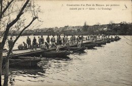 Delcampe - CPA Militaria Construction D'un Pont De Bateaux Par Portieres Execute Par Le 1er Genie Le Guindage - Manöver
