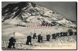 Delcampe - CPA Militaria Chasseurs Alpins Ligne De Skieurs Tirant A Genoux Ecole De Ski De Briancon - Uniformen