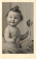 Delcampe - BEBE - Bébé Souriant En Train De Jouet - Carte Photo - Carte Postale Ancienne - Fotografie