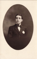 Delcampe - CARTE PHOTO - Portrait - Médaillon - Nœud - Broche - Jeune Homme - Animé - Carte Postale Ancienne - Fotografie