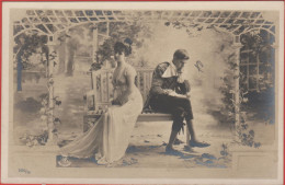 Delcampe - Italia - Cartolina - Coppia Su Una Panchina Sotto Un Pergolato - Nuova - Couples