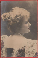 Delcampe - Italia - Cartolina - Ritratto Di Profilo Di Donna Con Collana Di Perle - Nuova - Pin-Ups