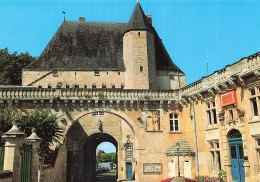 Delcampe - 17 JONZAC COUR INTERIEURE DU CHATEAU - Jonzac