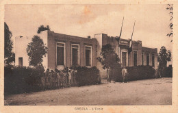 Delcampe - [-5%] TUNISIE - Sbeitla - Ecole - Animé - Village - Institution - Entré - Drapeau - élève - Enfant - Carte Postale Ancie - Tunisie