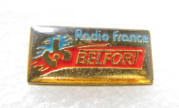 Delcampe - PIN'S    MEDIA  RADIO FRANCE  BELFORT - Médias