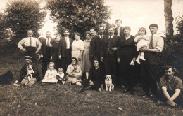 Delcampe - (RECTO / VERSO) MAGNIFIQUE PHOTOGRAPHIE DE FAMILLE EN NOIR ET BLANC DATEE DU 15 AOUT 1922 - CARTE PHOTO CPA - 75 - Fotografie