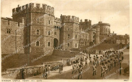 Delcampe - CPM Windsor Castle Henry VIII Gate - Windsor Castle