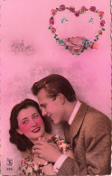 Delcampe - [-20%] COUPLE - Un Couple Se Tenant La Main - Couronne En Forme De Coeur - Color - Paare