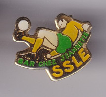 Delcampe - Pin's SSLE Bar Chez Jeannette Football Réf 8463 - Football
