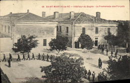 Delcampe - CPA Bagne Bagnard Ile De Re Saint Martin Interieur Du Bagne La Promenade Des Forcats - Gefängnis & Insassen