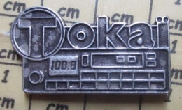 Delcampe - Pin610e   MARQUE TOKAI AUTORADIO 100.9 MHZ Variante Tout Métal Acier - Trademarks