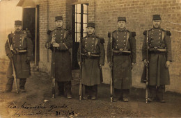 Delcampe - Compiègne , Oise * Carte Photo Militaria 1908 * Caserne Régiment Militaire , Ma Première Garde ! - Compiegne