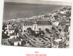 Delcampe - VEULES-les-ROSES: Le Grand Hôtel Des Bains De La Plage Vue Aérienne 10x15 - état - Veules Les Roses