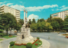 Delcampe - GALLARATE PIAZZA RISORGIMENTO E MONUMENTO AI CADUTI ANNO 1970 VIAGGIATA - Kriegerdenkmal