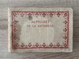 Delcampe - Carnet Complet Alphabet De La Brodeuse-Lettres-Chiffres-Monogrammes Et Ornements à Points Comptés-TRES RARE - Manuscrits