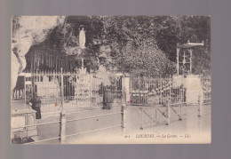 Delcampe - 65 - Lourdes - La Grotte - Vierge, Pèlerins Et Cierges - LL N° 203 - Animée - Cachet Hôtel Des Ambassadeurs - Lourdes