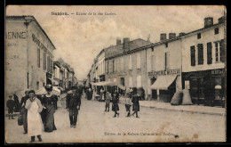 Delcampe - CPA Saujon, Entrée De La Rue Carnot Avec Passants Et Commerces Animés - Saujon