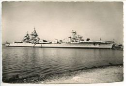 Delcampe - CPSM Dentelée 10.5 X 15 Var  TOULON  Le "Richelieu" Et Au Second Plan Le "Suffren" Au Mouillage  Navire De Guerre* - Toulon