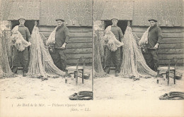 Delcampe - CPA Stéréoscopique-Au Bord De La Mer-Pêcheurs Réparant Leurs Filets-3     L5019 - Estereoscópicas