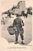 Delcampe - P.-26-SDV-DL-13316 : SAINT-AUBIN-SUR-MER. LE PERE LA ROTIE. TYPE LOCAL. PECHEUR DE CRABES. CALVADOS - Fliegende Händler