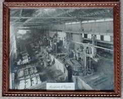 Delcampe - Photo 28 X 22 Cm Dans Cadre De 31,5 X 2,5 Cm Savoie Les Aciéries D'UGINE   Intérieur D'un Ateliers - Ugine