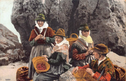 Delcampe - A051 Welsh Fisherwomen Peasants With Basket At Beach Cliffs Vintage Postcard - Frauen