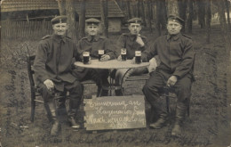 Delcampe - Photo CPA Deutsche Soldaten In Uniformen, Gruppenbild, Kaiserzeit, Tisch, Biergläser - Sonstige & Ohne Zuordnung