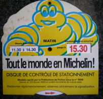 Delcampe - Disque De Contrôle De Stationnement Publicité Michelin "Tout Le Monde En Michelin" Avec Le Bibendum - Automobili