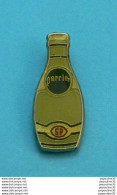 Delcampe - 1 PIN'S //  ** SOURCE PERRIER / SP / BOUTEILLE D'EAU MINÉRALE  ** - Dranken