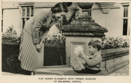 Delcampe - H.M. Queen Elizabeth With Prince Charles At Balmoral Castle - Historische Persönlichkeiten