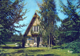 Delcampe - NORMANDIE - Maison Normande à Colombages Dans Un Jardin Arboré, Table Et Parasol Sur La Terrasse - CPM - Circulée 1980 - Basse-Normandie
