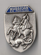 Delcampe - PIN'S   INSIGNE  BROCHE VILLE DE MUSSIDAN  EN PERIGORD    SCENE DU CHEVALIER ET DU DRAGON  TRES RARE - Steden