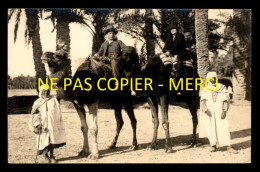 Delcampe - ALGERIE - BISKRA - COUPLE DE FRANCAIS SUR DEUX CHAMEAUX LE 25/11/1929 - CARTE PHOTO ORIGINALE - Biskra