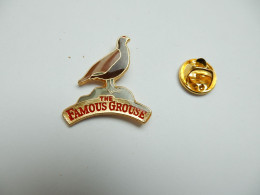 Delcampe - Beau Pin's , Boisson , Alcool , Whisky , Scotch , The Famous Grouse , Non Signé - Beverages